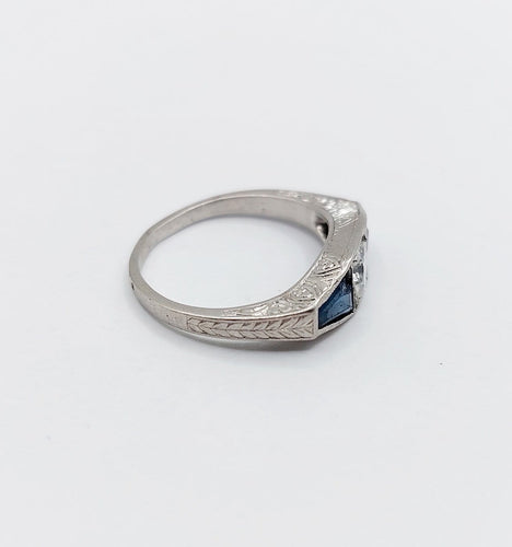 45 Art déco - Bague en platine, diamant taille ancienne et saphirs 58 Facettes A07759