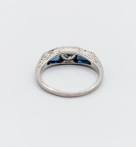 45 Art déco - Bague en platine, diamant taille ancienne et saphirs 58 Facettes A07759