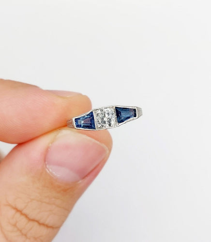 45 Art déco - Bague en platine, diamant taille ancienne et saphirs 58 Facettes A07759