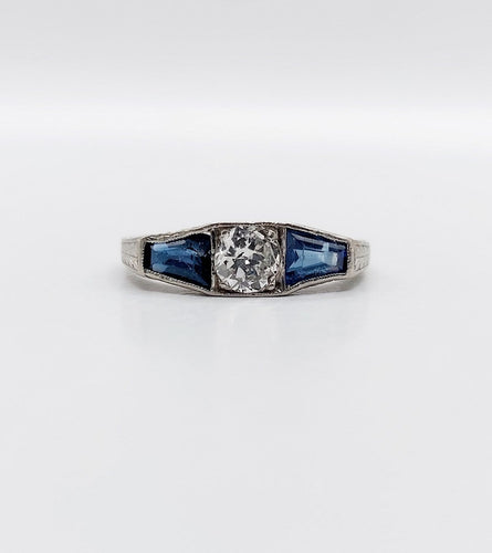 45 Art déco - Bague en platine, diamant taille ancienne et saphirs 58 Facettes A07759