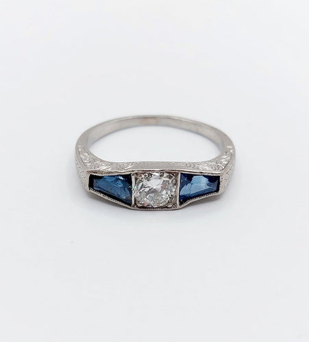 45 Art déco - Bague en platine, diamant taille ancienne et saphirs 58 Facettes A07759