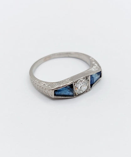 45 Art déco - Bague en platine, diamant taille ancienne et saphirs 58 Facettes A07759