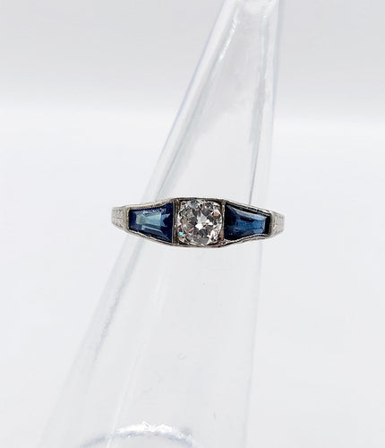 45 Art déco - Bague en platine, diamant taille ancienne et saphirs 58 Facettes A07759