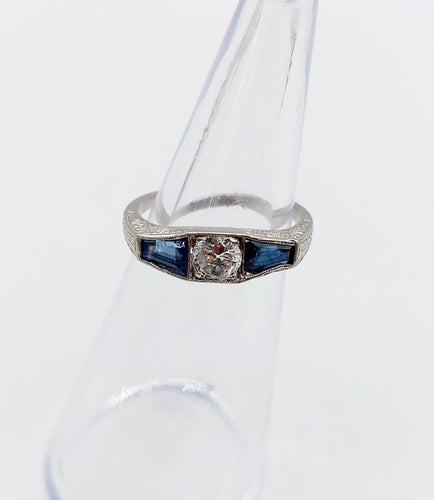 45 Art déco - Bague en platine, diamant taille ancienne et saphirs 58 Facettes A07759