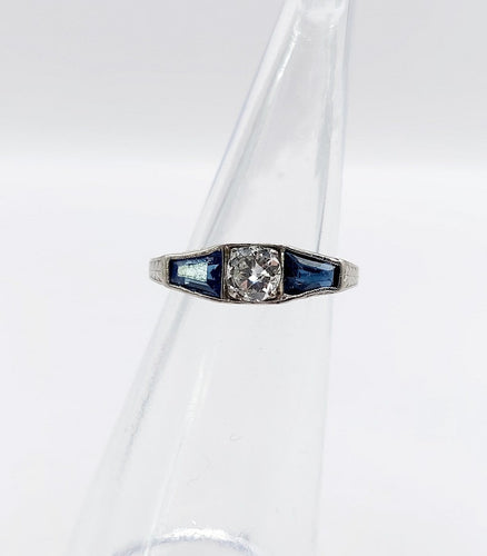 45 Art déco - Bague en platine, diamant taille ancienne et saphirs 58 Facettes A07759