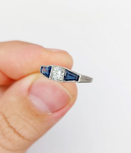 45 Art déco - Bague en platine, diamant taille ancienne et saphirs 58 Facettes A07759