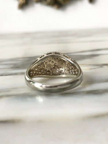 55.5 Bague dôme en or blanc et diamants 58 Facettes 284