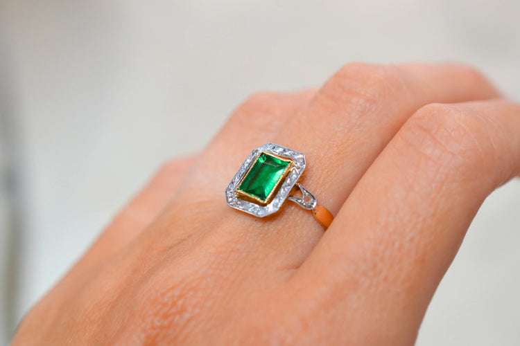 https://cdn.shopify.com/s/files/1/0963/7950/2920/files/bague-ancienne-pierre-verte-art-deco-18-carats.webp?v=1789394093