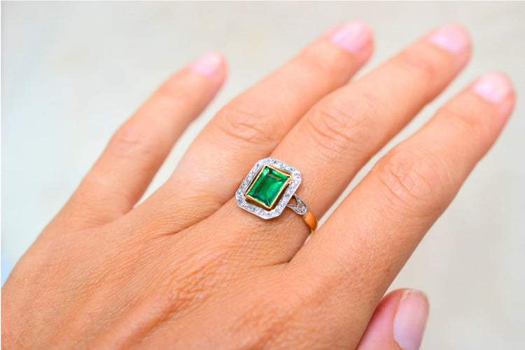 https://cdn.shopify.com/s/files/1/0963/7950/2920/files/bague-ancienne-pierre-verte-art-deco_104dd62d-e1f5-4331-a8e0-02f6fdeb3227.webp?v=1789394093