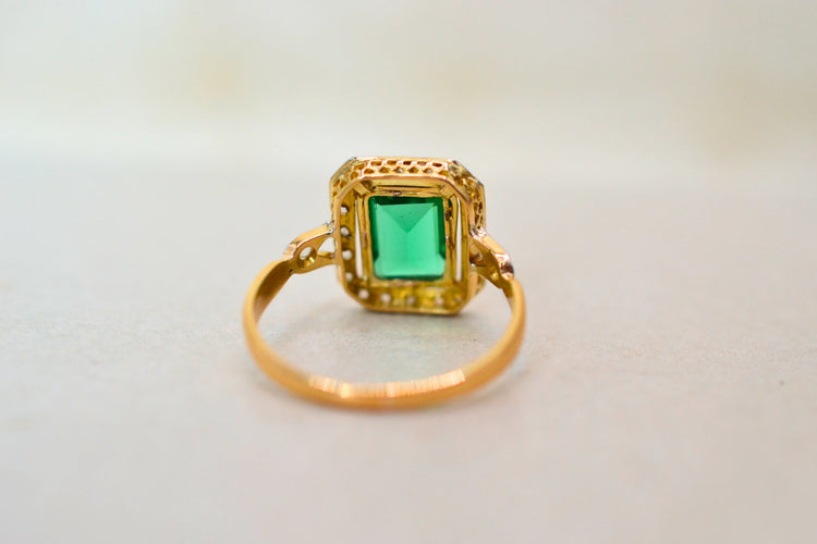 https://cdn.shopify.com/s/files/1/0963/7950/2920/files/bague-vintage-art-deco-pierre-verte_833b3cb0-fa41-4aeb-aaf3-a08029014808.webp?v=1789394283
