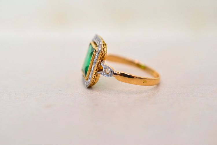 https://cdn.shopify.com/s/files/1/0963/7950/2920/files/bague-vintage-dos-or-jaune-vert-rectangulaire_e0bdd298-a078-45f1-a75d-523189c099bd.webp?v=1789394283