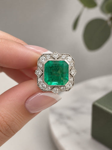 56 Bague cocktail en platine avec émeraude certifiée et diamants 58 Facettes 50515