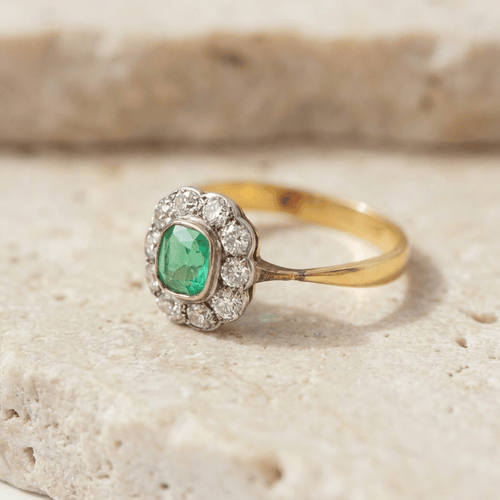 59 Bague entourage ancienne en or jaune, émeraude et diamants 58 Facettes HJ062655