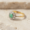59 Bague entourage ancienne en or jaune, émeraude et diamants 58 Facettes HJ062655