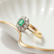 59 Bague entourage ancienne en or jaune, émeraude et diamants 58 Facettes HJ062655