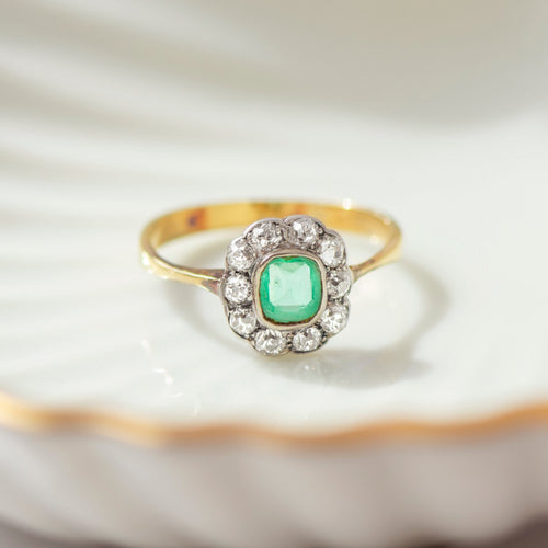 59 Bague entourage ancienne en or jaune, émeraude et diamants 58 Facettes HJ062655