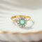 59 Bague entourage ancienne en or jaune, émeraude et diamants 58 Facettes HJ062655