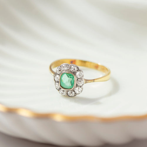 59 Bague entourage ancienne en or jaune, émeraude et diamants 58 Facettes HJ062655