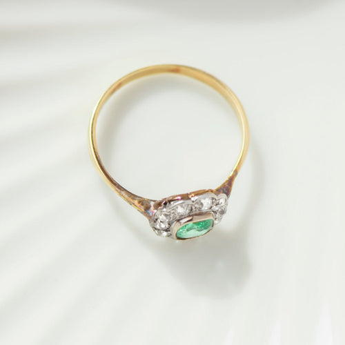 59 Bague entourage ancienne en or jaune, émeraude et diamants 58 Facettes HJ062655