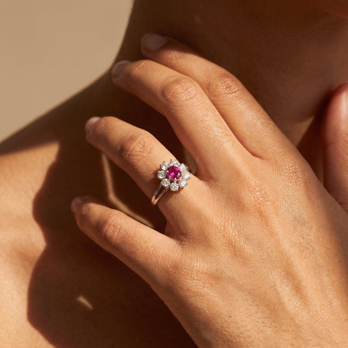 60 Bague entourage en or blanc avec rubis et diamants 58 Facettes HJ062652