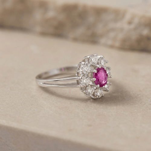 60 Bague entourage en or blanc avec rubis et diamants 58 Facettes HJ062652