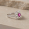 60 Bague entourage en or blanc avec rubis et diamants 58 Facettes HJ062652