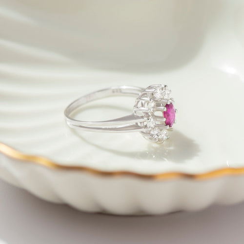 60 Bague entourage en or blanc avec rubis et diamants 58 Facettes HJ062652