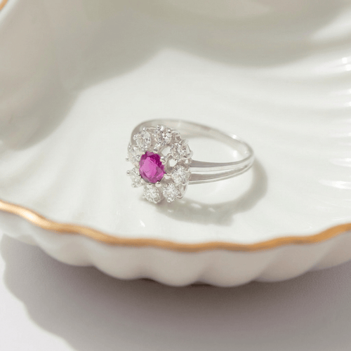 60 Bague entourage en or blanc avec rubis et diamants 58 Facettes HJ062652
