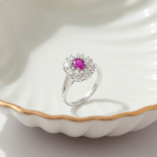 60 Bague entourage en or blanc avec rubis et diamants 58 Facettes HJ062652