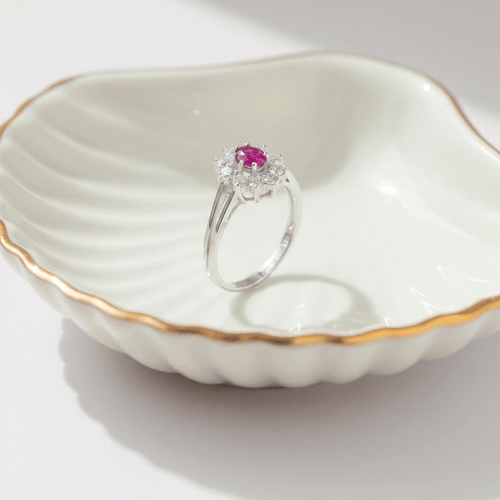 60 Bague entourage en or blanc avec rubis et diamants 58 Facettes HJ062652