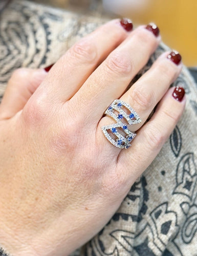 55 Bague en or blanc, diamants et saphirs 58 Facettes Ds