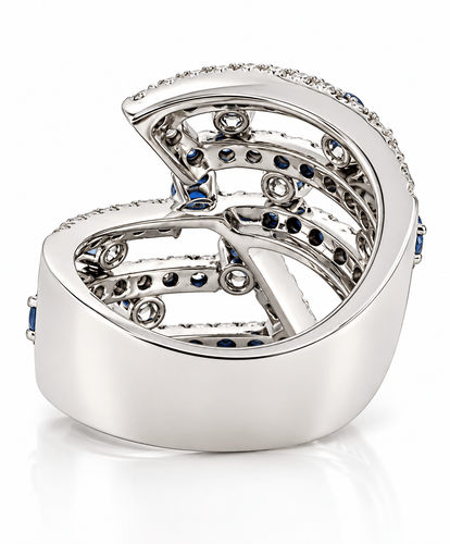 55 Bague en or blanc, diamants et saphirs 58 Facettes Ds