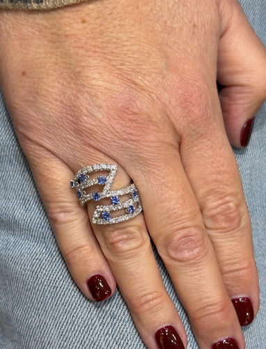 55 Bague en or blanc, diamants et saphirs 58 Facettes Ds