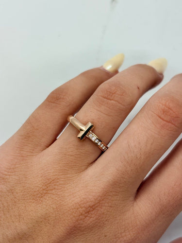 51 Tiffany & Co - Bague Tiffany T en or rose et diamants 58 Facettes 2260