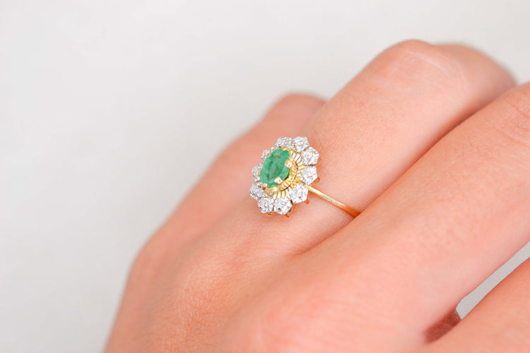 https://cdn.shopify.com/s/files/1/0963/7950/2920/files/bague-pompadour-or-jaune-emeraude-diamants_f4527b3b-7f2d-43da-9c54-aa67b8753846.jpg?v=1789545783
