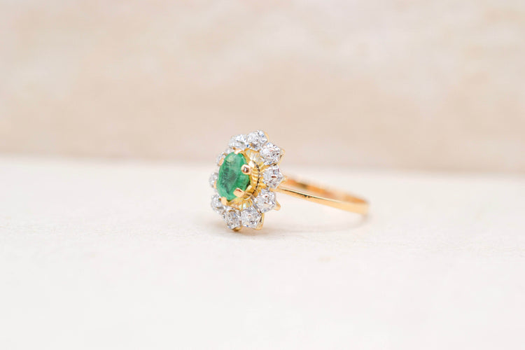 https://cdn.shopify.com/s/files/1/0963/7950/2920/files/bague-ancienne-marguerite-or-certifie-18-carats_d196afef-db33-4ea6-bd0e-32845d285b87.jpg?v=1789545783