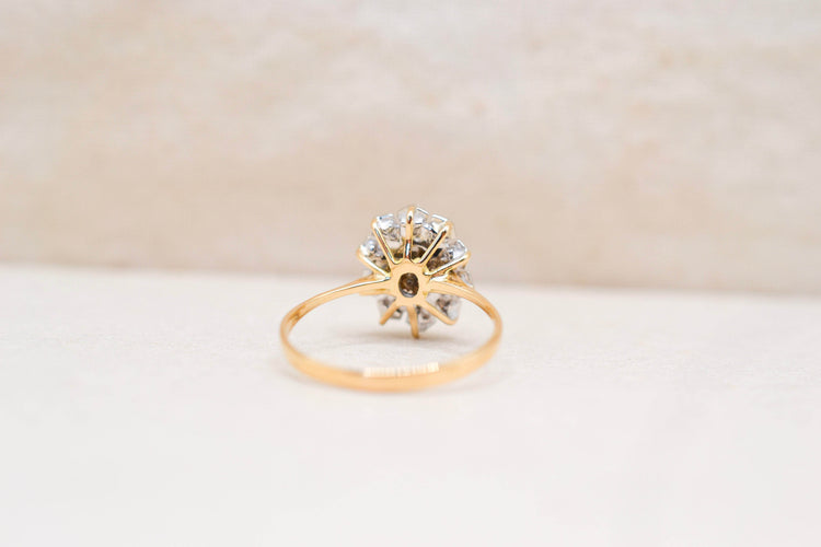 https://cdn.shopify.com/s/files/1/0963/7950/2920/files/bague-ancienne-marguerite-diamants-vintage-emeraude-centrale_b544288a-a04a-4085-9933-a0b412bfdee1.jpg?v=1789545784
