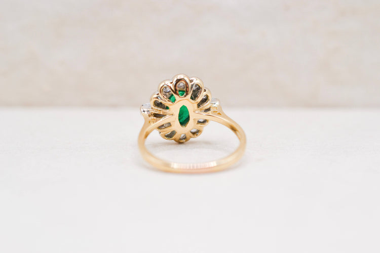 https://cdn.shopify.com/s/files/1/0963/7950/2920/files/bague-marguerite-diamants-taille-baguette.jpg?v=1789547993