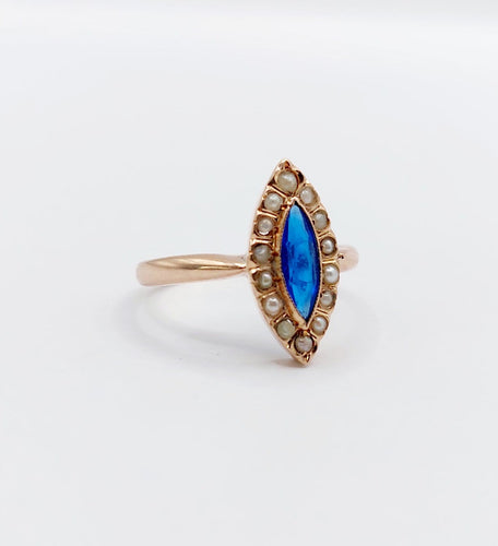 Bague 48.5 Bague marquise victorienne en or rose, pierre bleue et perles 58 Facettes A07715