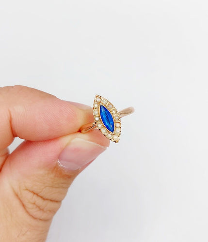 Bague 48.5 Bague marquise victorienne en or rose, pierre bleue et perles 58 Facettes A07715