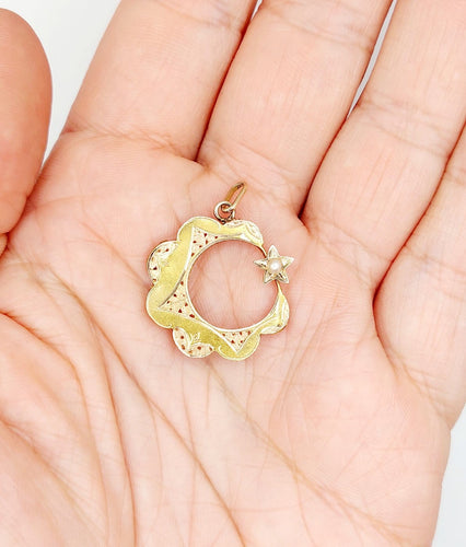 Pendentif Pendentif croissant de lune en or 18k avec perle 58 Facettes A07689