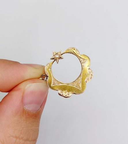 Pendentif Pendentif croissant de lune en or 18k avec perle 58 Facettes A07689