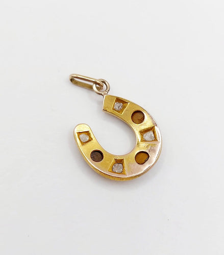 Pendentif Pendentif fer à cheval en or 18k, œil-de-tigre et diamants 58 Facettes A07680