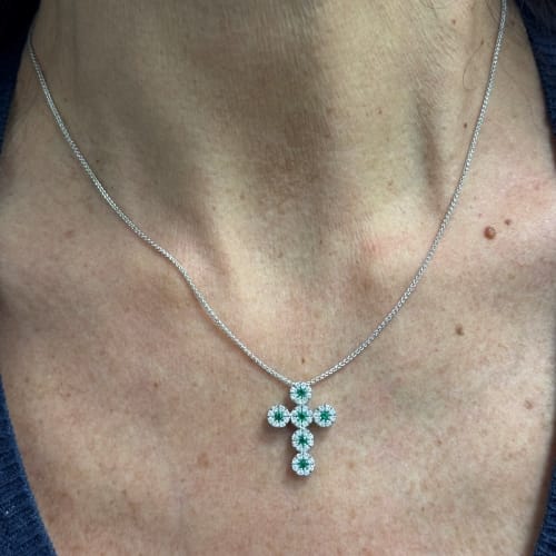 Collier Collier avec pendentif croix en or blanc 18 ct, diamants et émeraudes 58 Facettes 25439