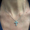 Collier Collier avec pendentif croix en or blanc 18 ct, diamants et émeraudes 58 Facettes 25439