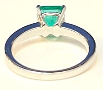 Bague 52.5 Bague en or gris et émeraude de Zambie 58 Facettes 269395