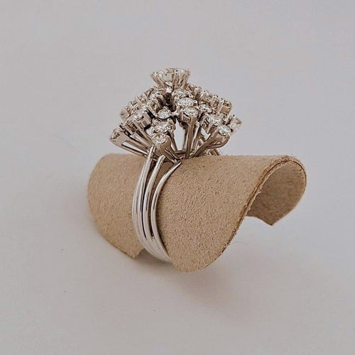 Bague 52 Bague fleur en or blanc et diamants 58 Facettes 2690414