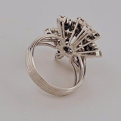Bague 52 Bague fleur en or blanc et diamants 58 Facettes 2690414