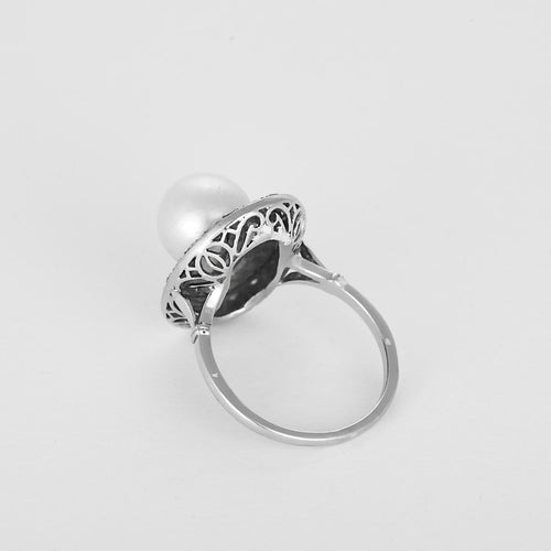 Bague 56 Bague en platine, or blanc, perle et diamants 58 Facettes B260534