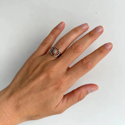 https://cdn.shopify.com/s/files/1/0943/8576/6747/files/bague-vintage-diamant-taille-ancienne-monture-ajoure.webp?v=1789658191